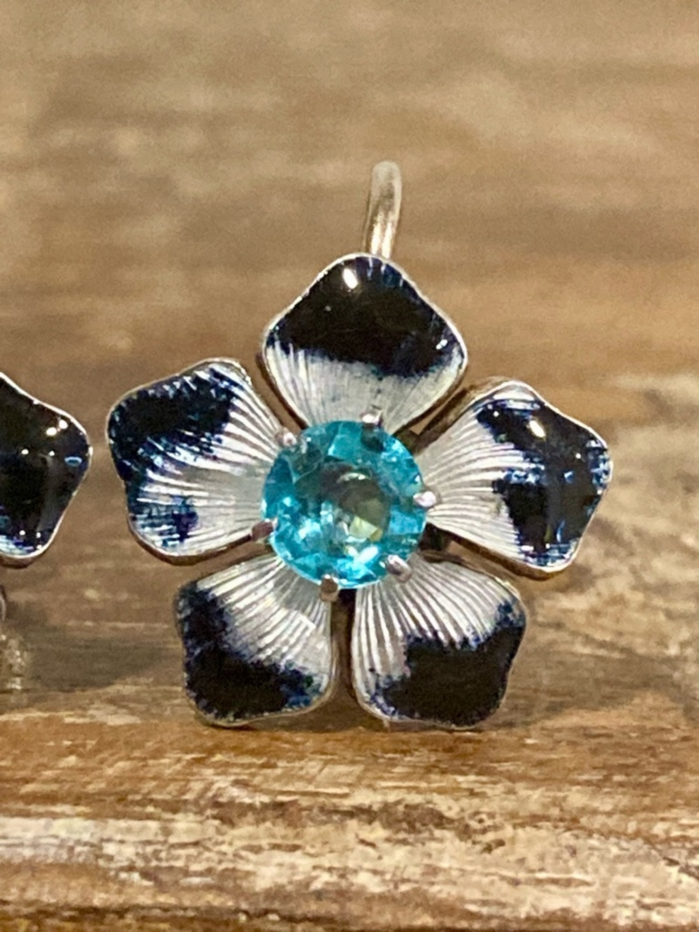 Vintage Sterling Silver Enamel Flower Earrings • Blue & White • Screw‑Back 5/8” - Picture 3 of 13